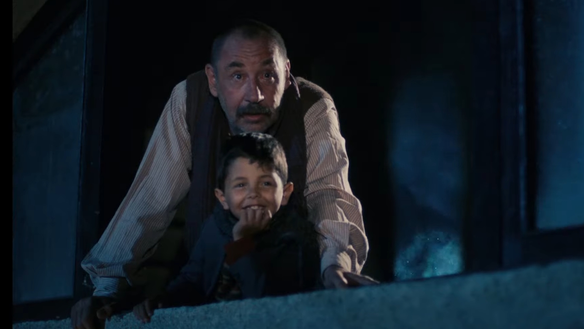 Старый киномеханик и маленький мальчик общаются в фильме "Парадиз".