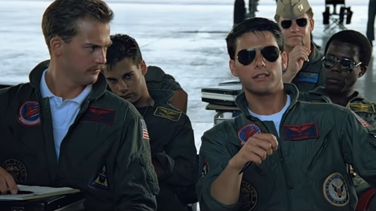 Tom Cruise az íróasztalánál hűsöl a Top Gunban