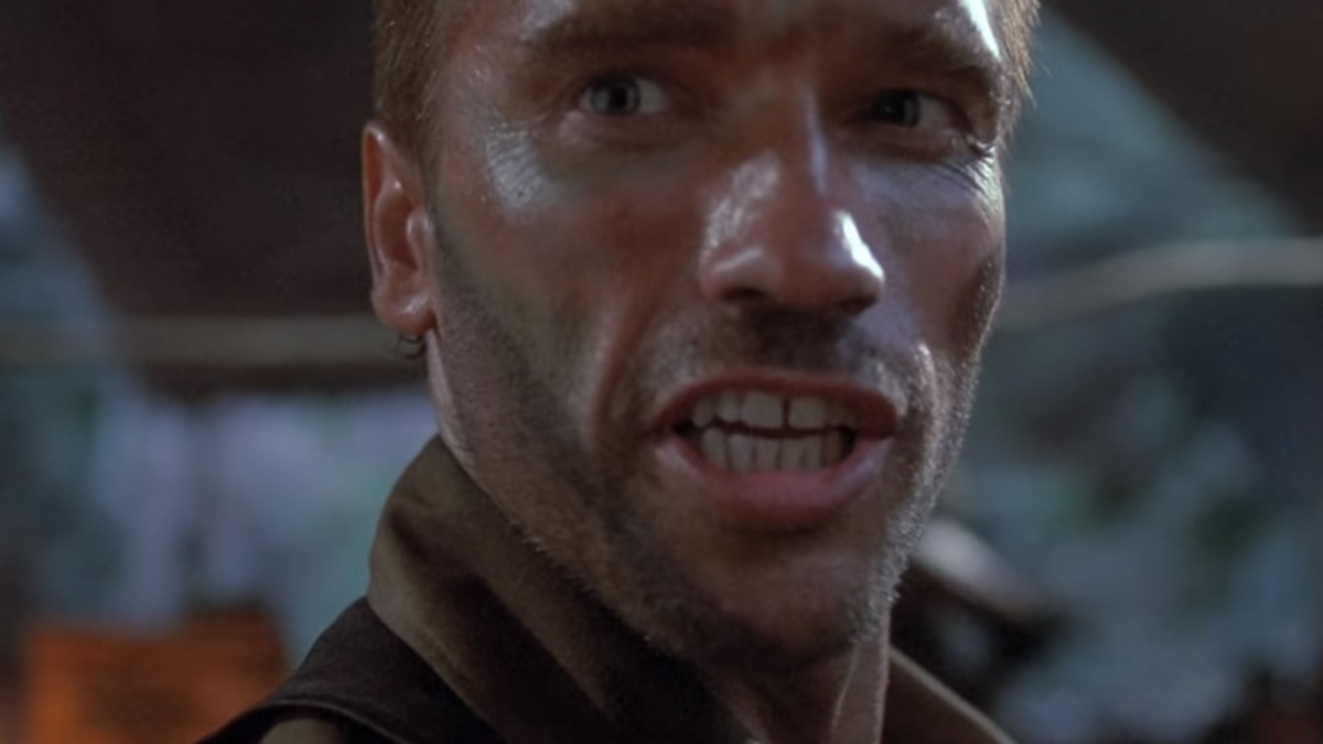 Arnold Schwrazenegger che indossa la vernice da guerra in Predator