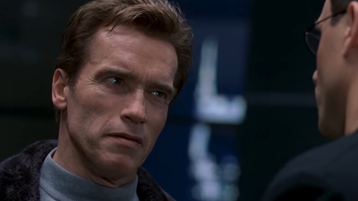 Arnold Schwarzenegger com um casaco de cabedal no filme The 6th Day
