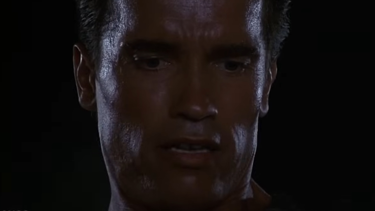Arnold Schwarzenegger ameaça um capanga em Commando
