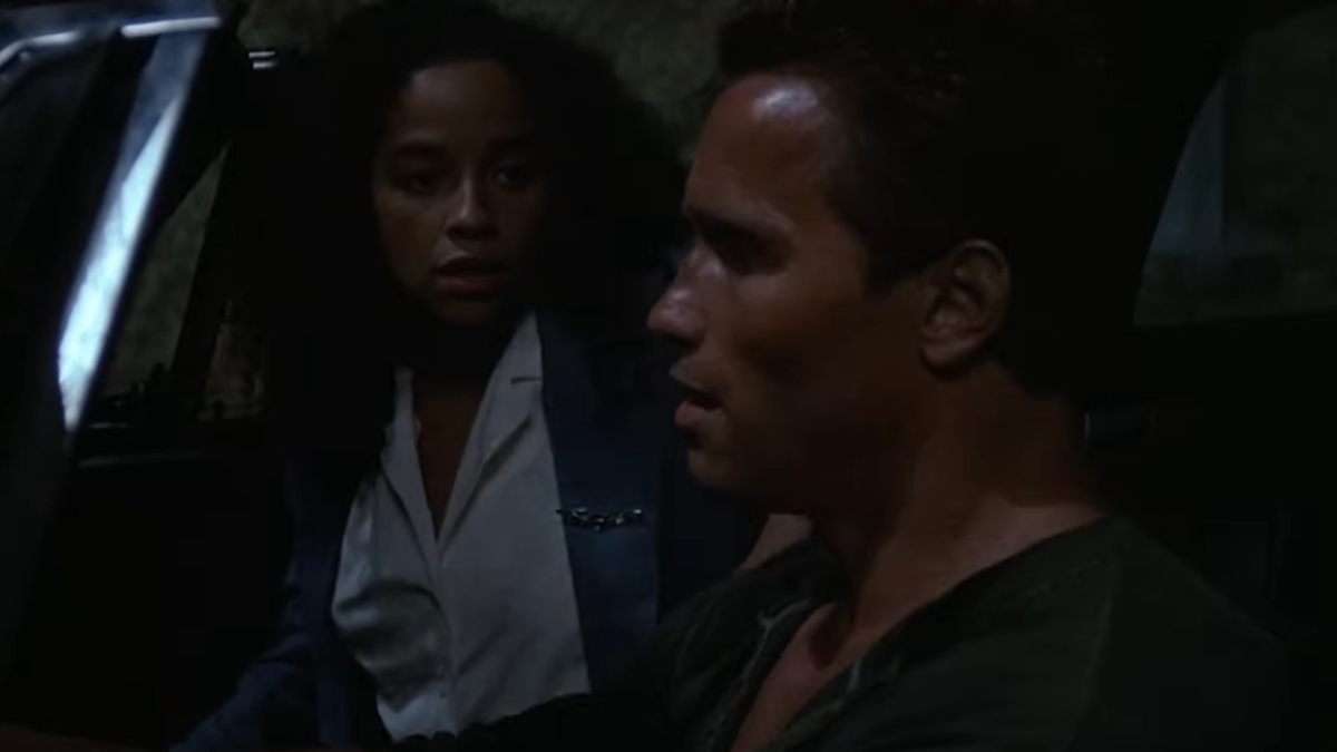 Arnold Schwarzenegger guida un'auto in Commando