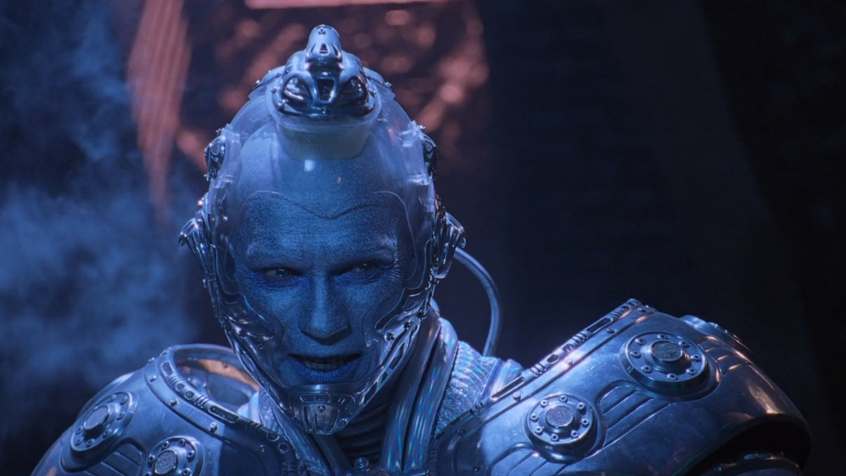 Arnold Schwarzenegger, nei panni di Mr. Freeze, congela le tubature per farle esplodere in Batman e Robin