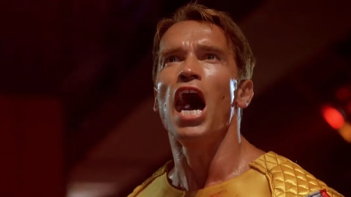 Arnold Schwarzenegger grita com um collant amarelo em The Running Man