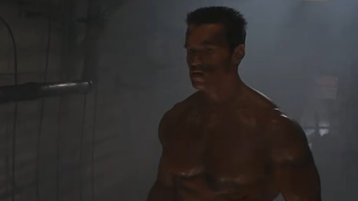 Arnold Schwarzenegger está sem camisa no final de Commando
