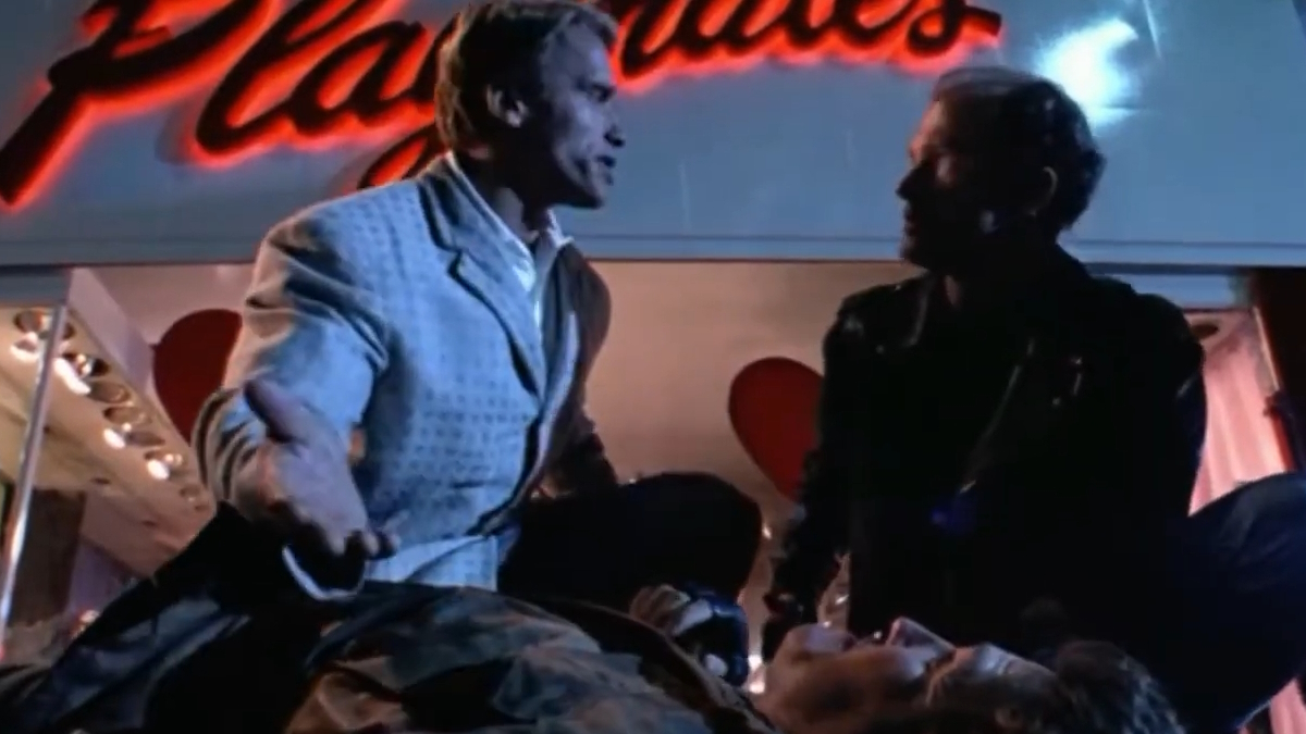 Arnold Schwarzenegger si prende cura di un uomo ferito in Twins