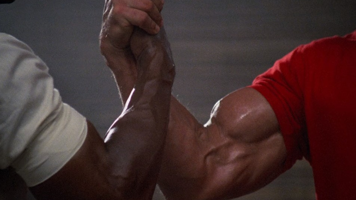 Arnold Schwarzenegger e Carl Weathers no aperto de mão mais másculo da história do cinema em Predador