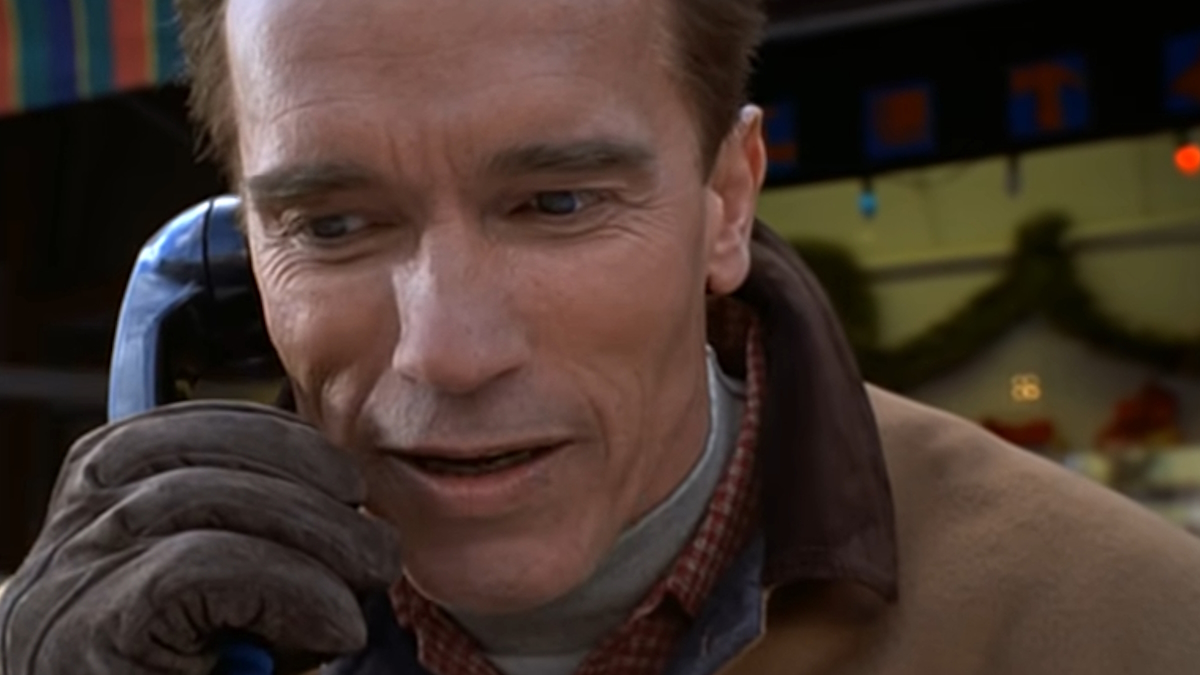 Arnold Schwarzenegger a usar uma cabine telefónica no filme Jingle All the Way