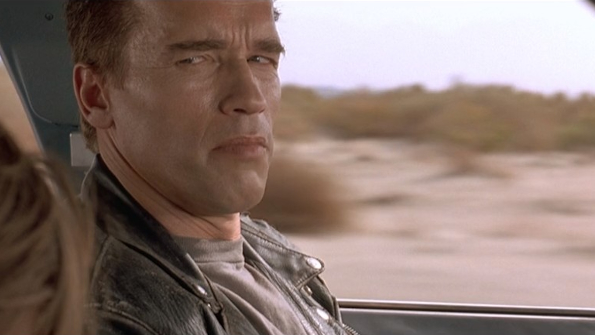 Arnold Schwarzenegger conduz um carro no deserto em Terminator 2: Judgement Day