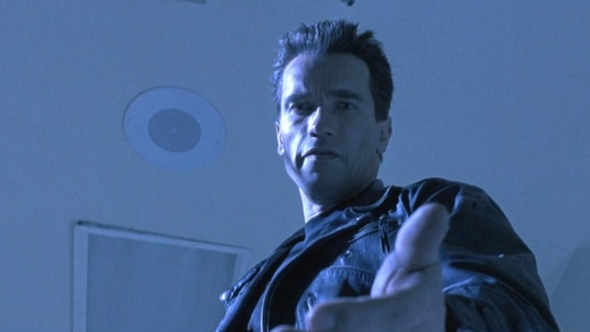Arnold Schwarzenegger oferece uma mão amiga a Sarah Connor em Terminator 2: Judgement Day