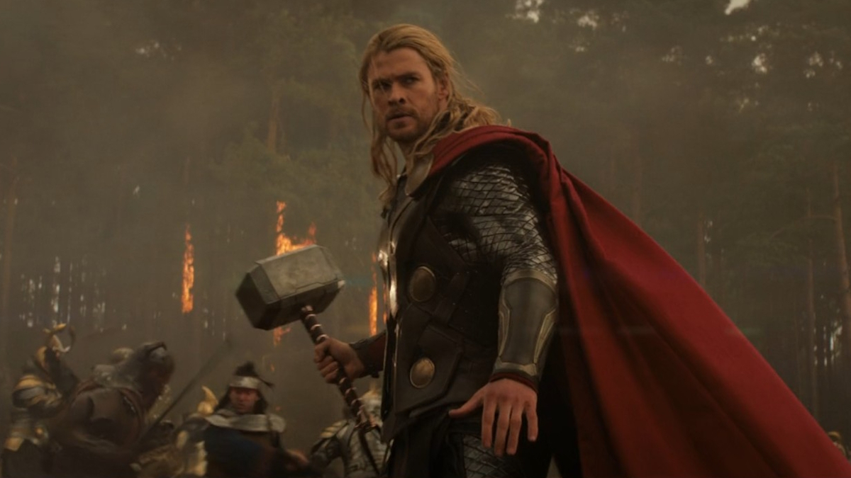 Chris Hemsworth jako Thor ve filmu Thor: Temný svět
