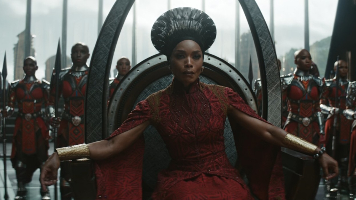 Angela Bassett jako královna Ramonda ve filmu Black Panther: Wakanda Forever