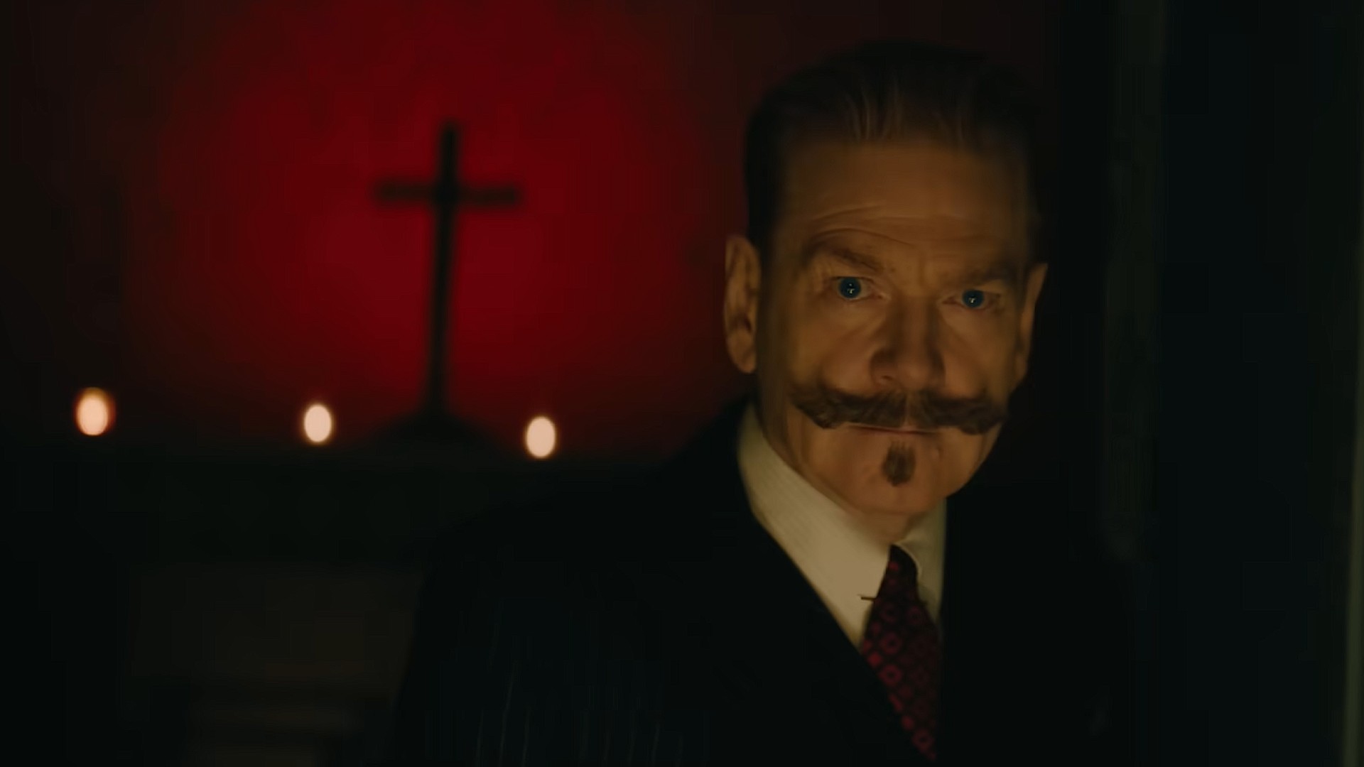 Kenneth Branagh jako Hercule Poirot ve filmu Strašidla v Benátkách