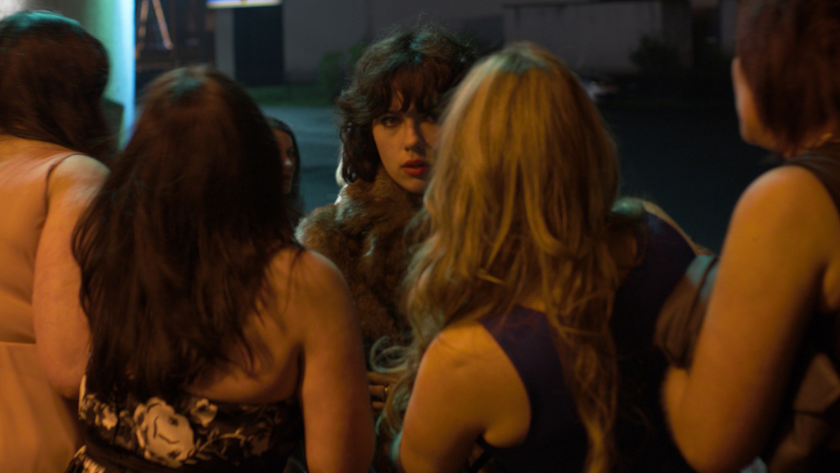 Скарлетт Йоханссон окружена женщинами в фильме Under the Skin.