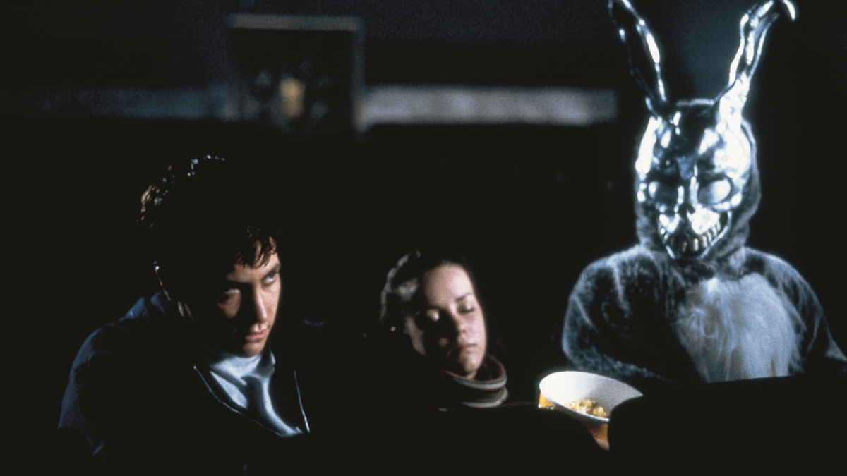 Джейк Джилленхол сидит в театре с демоническим кроликом в фильме "Донни Дарко".