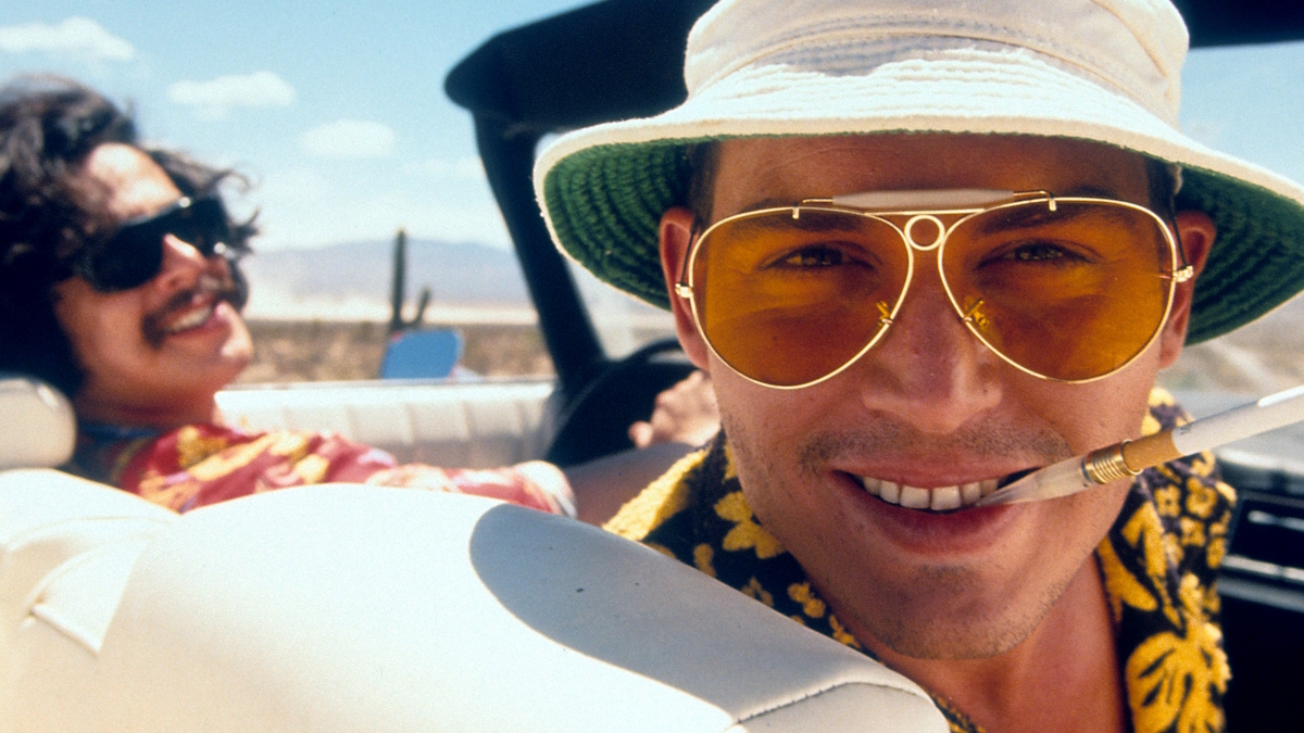 Johnny Depp rookt een sigaret in Fear and Loathing in Las Vegas