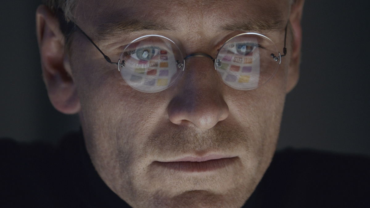 Michael Fassbender zit voor een computerscherm in Steve Jobs