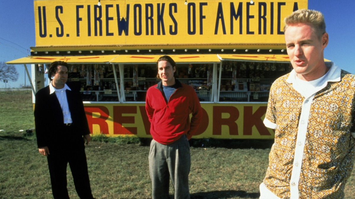 Luke Wilson e Owen Wilson estão em frente a uma barraca de fogo de artifício em Bottle Rocket