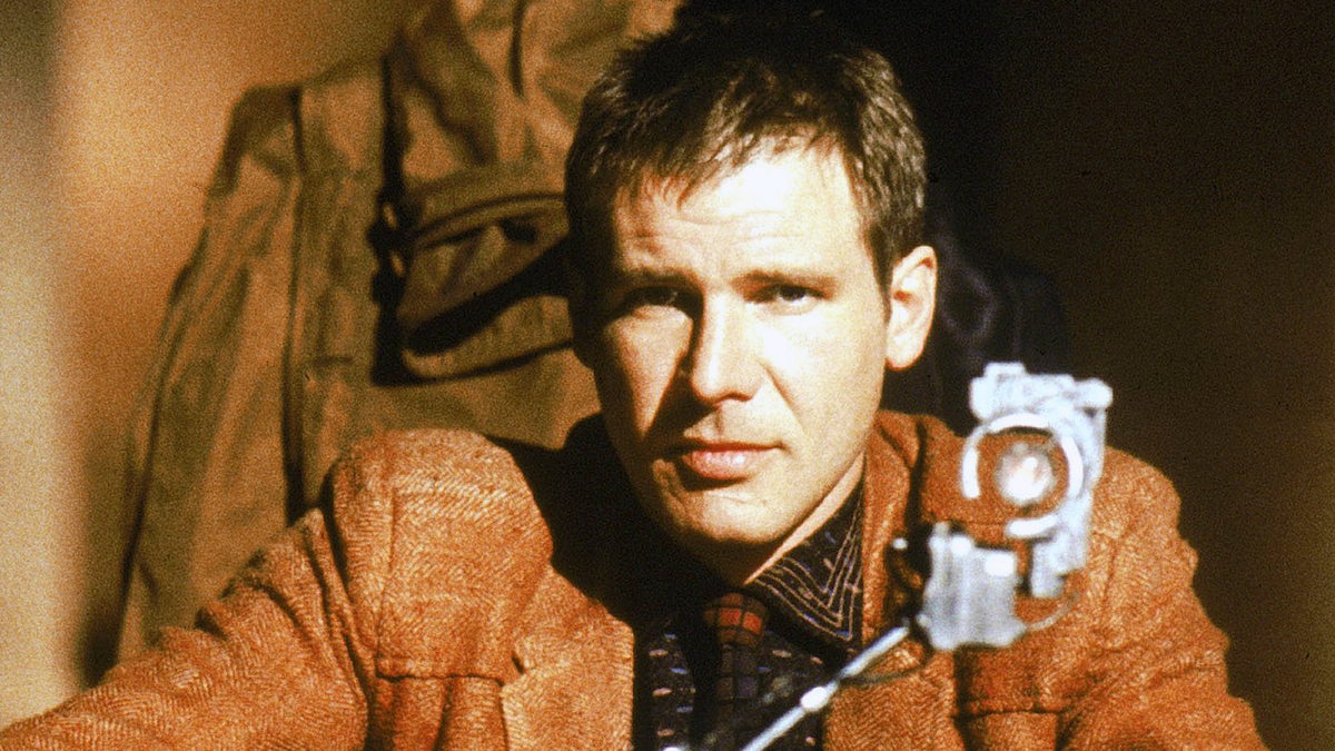 Harrison Ford sitter på et overdådig kontor i Blade Runner