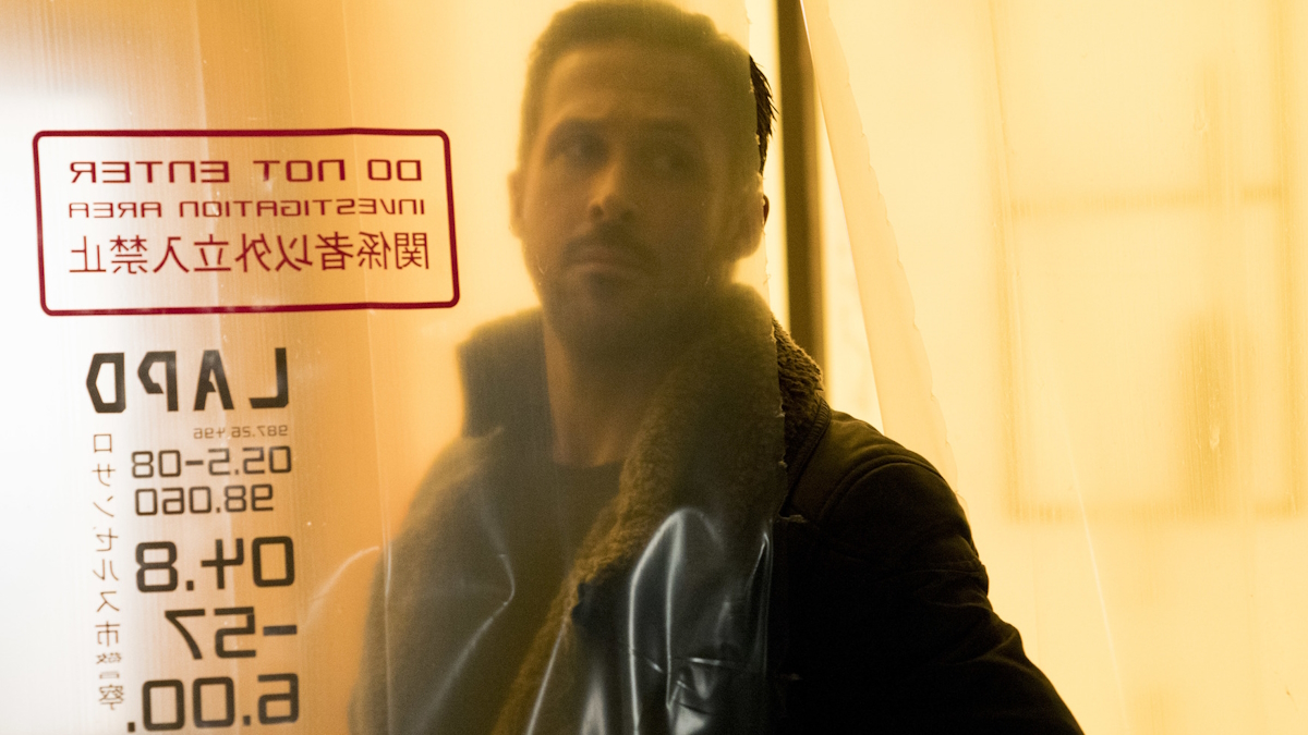 Ryan Gosling está de pé numa cena de crime em Blade Runner 2049