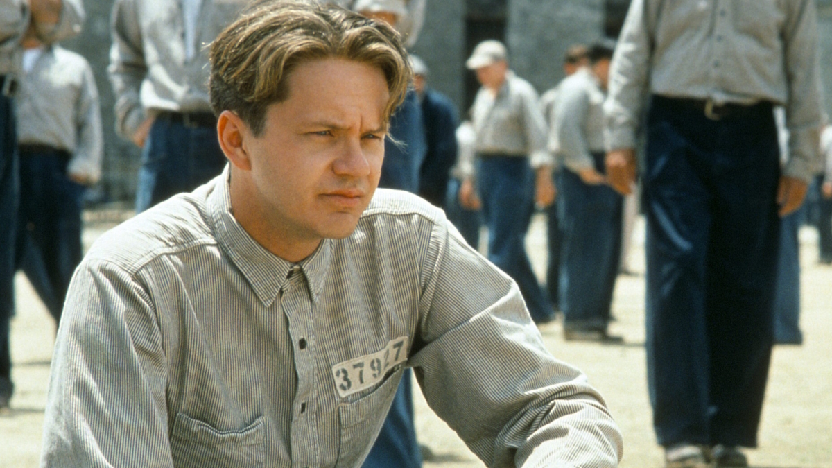 Tim Robbins senta-se numa prisão em The Shawshank Redemption