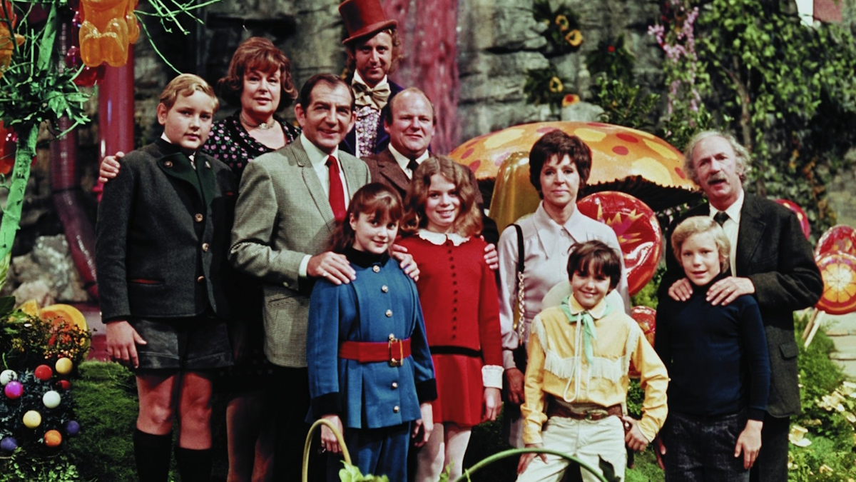 Willy Wonka seisoo onnekkaiden voittajien kanssa elokuvassa Willy Wonnka ja suklaatehdas.