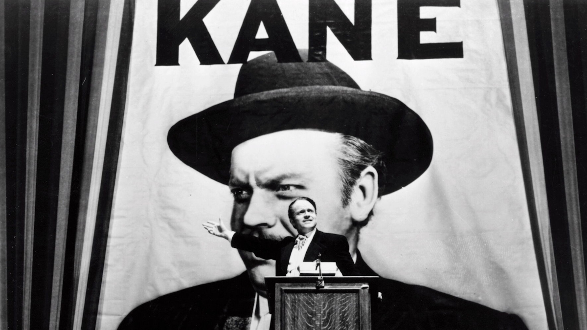 Charles Kane står på scenen for å holde en tale i Citizen Kane