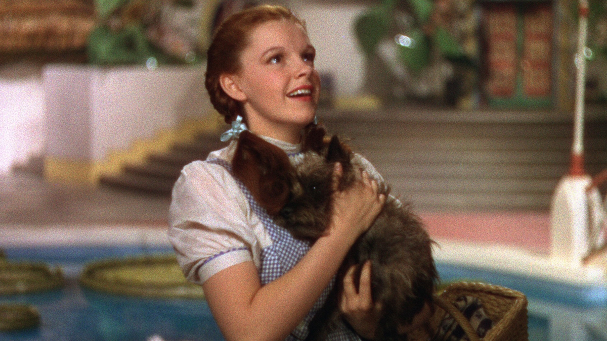 Judy Garland synger sammen med Toto i Trollmannen fra Oz