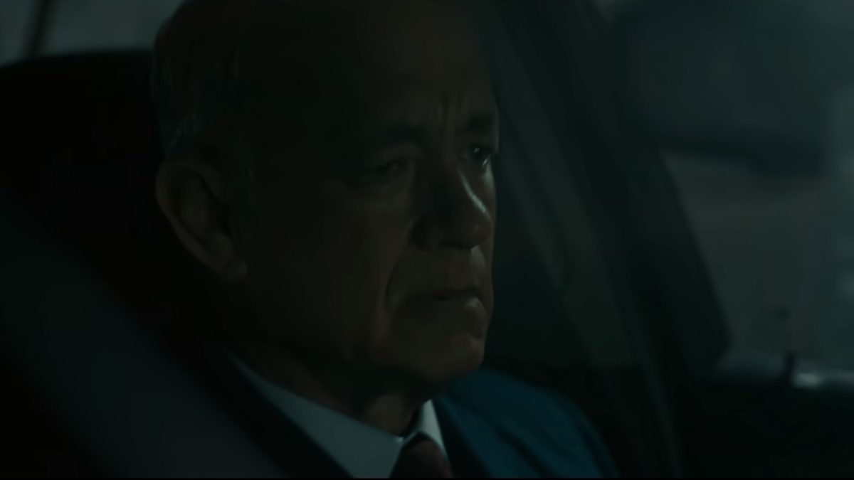Tom Hanks sedí v tmavé garáži ve svém autě ve filmu Muž jménem Otto