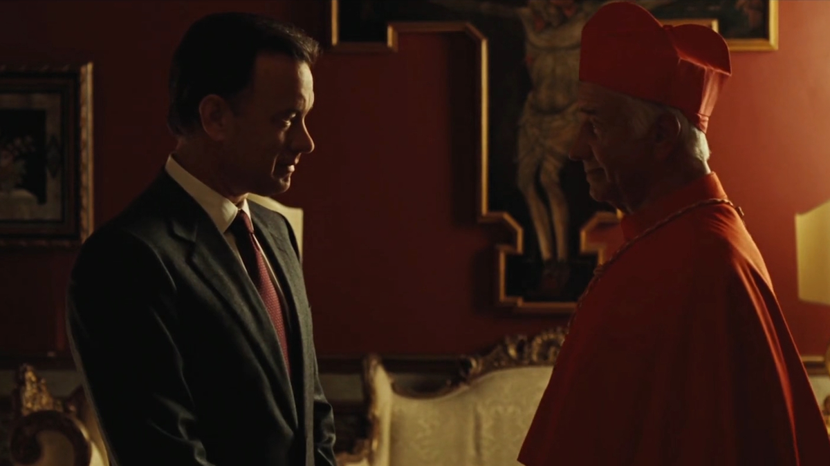 Tom Hanks jako Robert Langdon stojí před kardinálem ve Vatikánu ve filmu Andělé a démoni