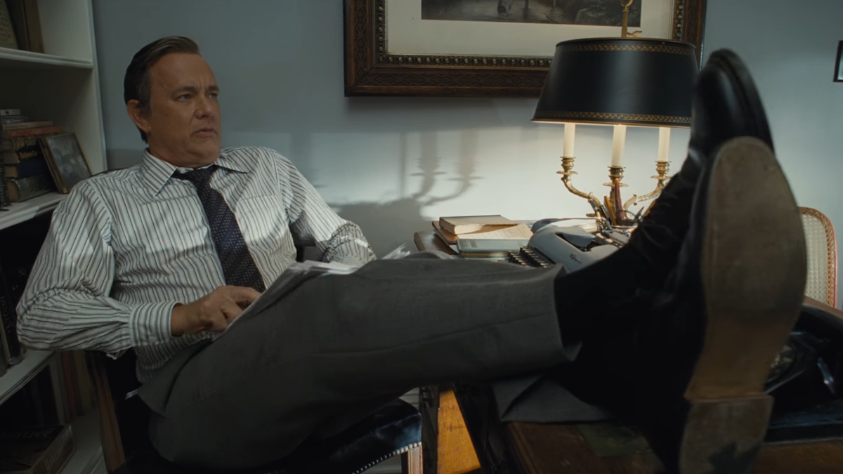 Tom Hanks v roli šéfredaktora deníku Washington Post kope nohama do stolu ve filmu The Post
