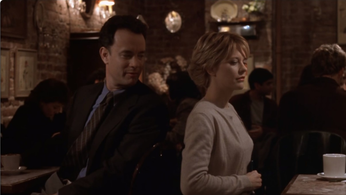Tom Hanks a Meg Ryanová sedí v útulné newyorské kavárně ve filmu Máte poštu