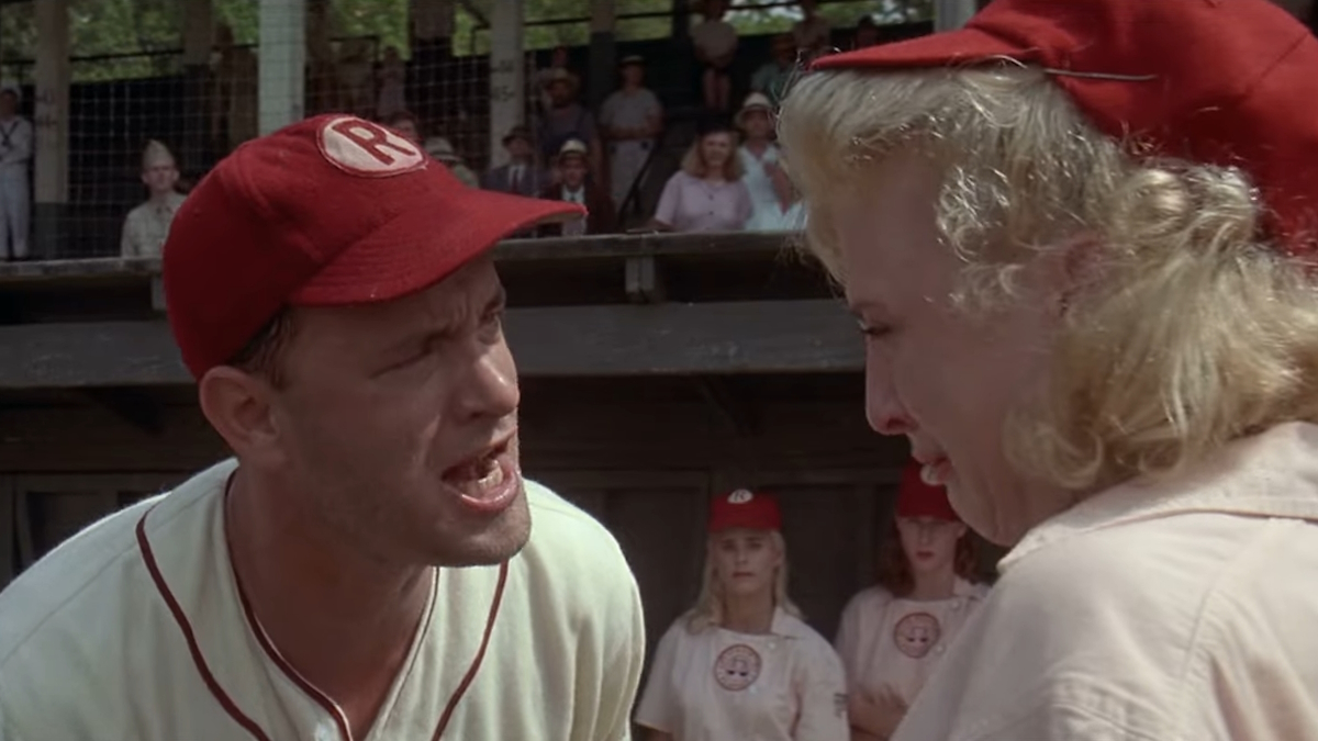 Tom Hanks jako baseballový trenér Jimmy Dugan křičí ve filmu Vlastní liga