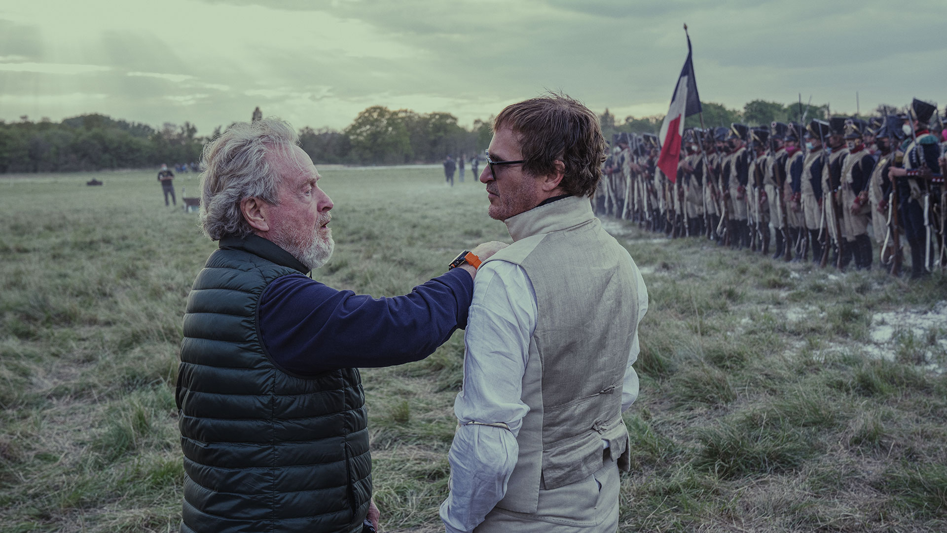 Ridley Scott und Joaquin Phoenix am Set von Napoleon.