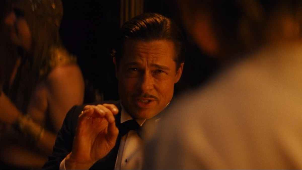 Brad Pitt pede uma bebida em Babylon