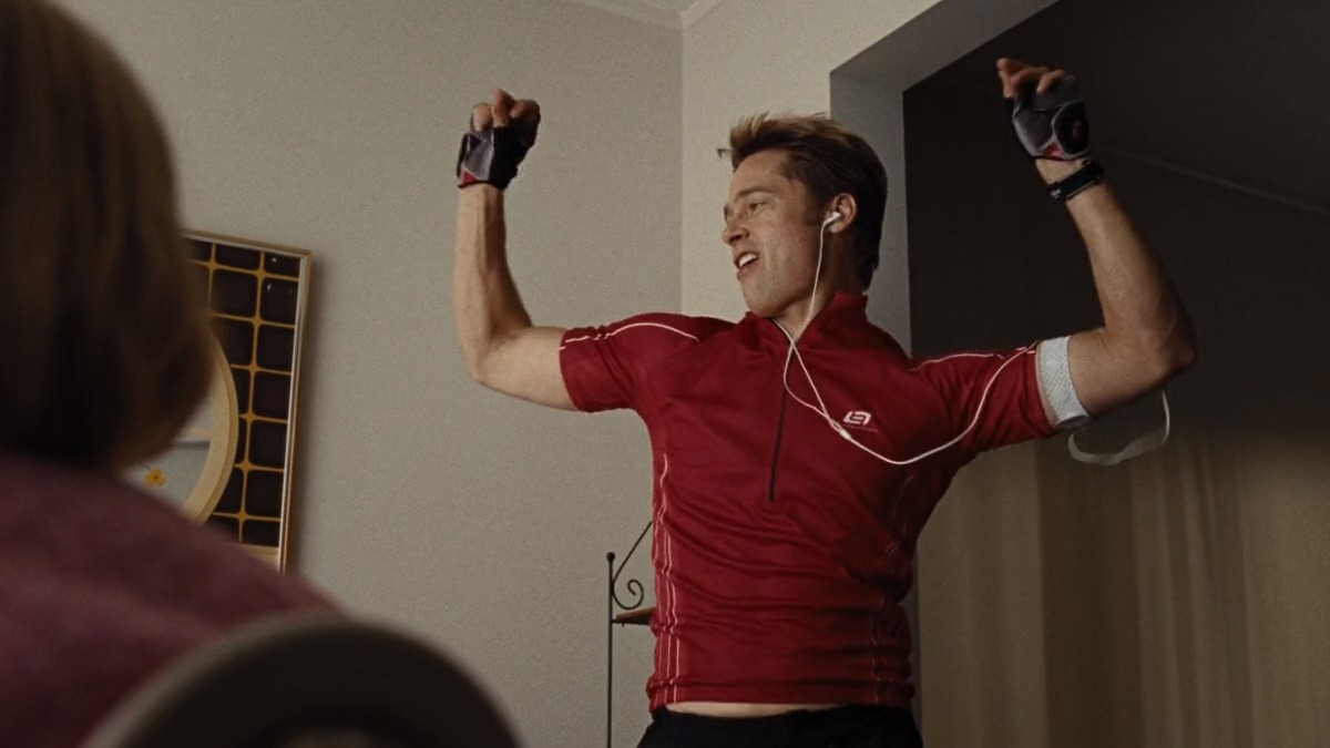 Brad Pitt baila con ropa deportiva ajustada en Quemar después de leer