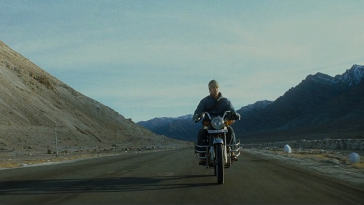 Брэд Питт едет на мотоцикле в фильме "Любопытный случай Бенджамина Баттона".