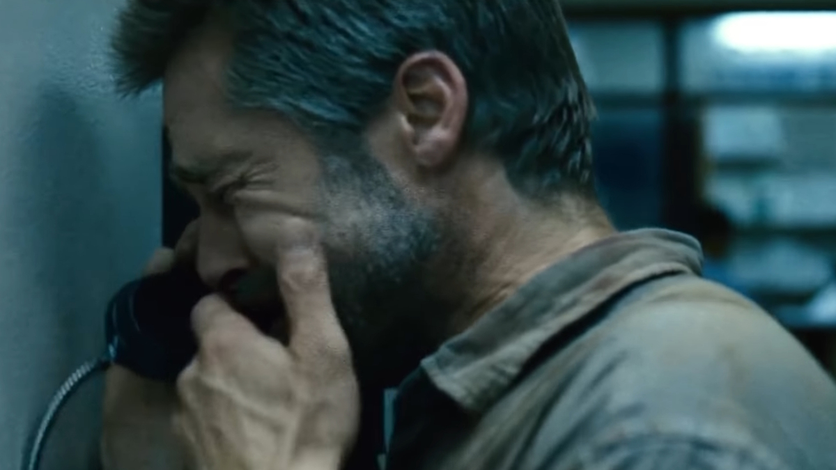 Brad Pitt plânge la telefon într-un spital în Babel