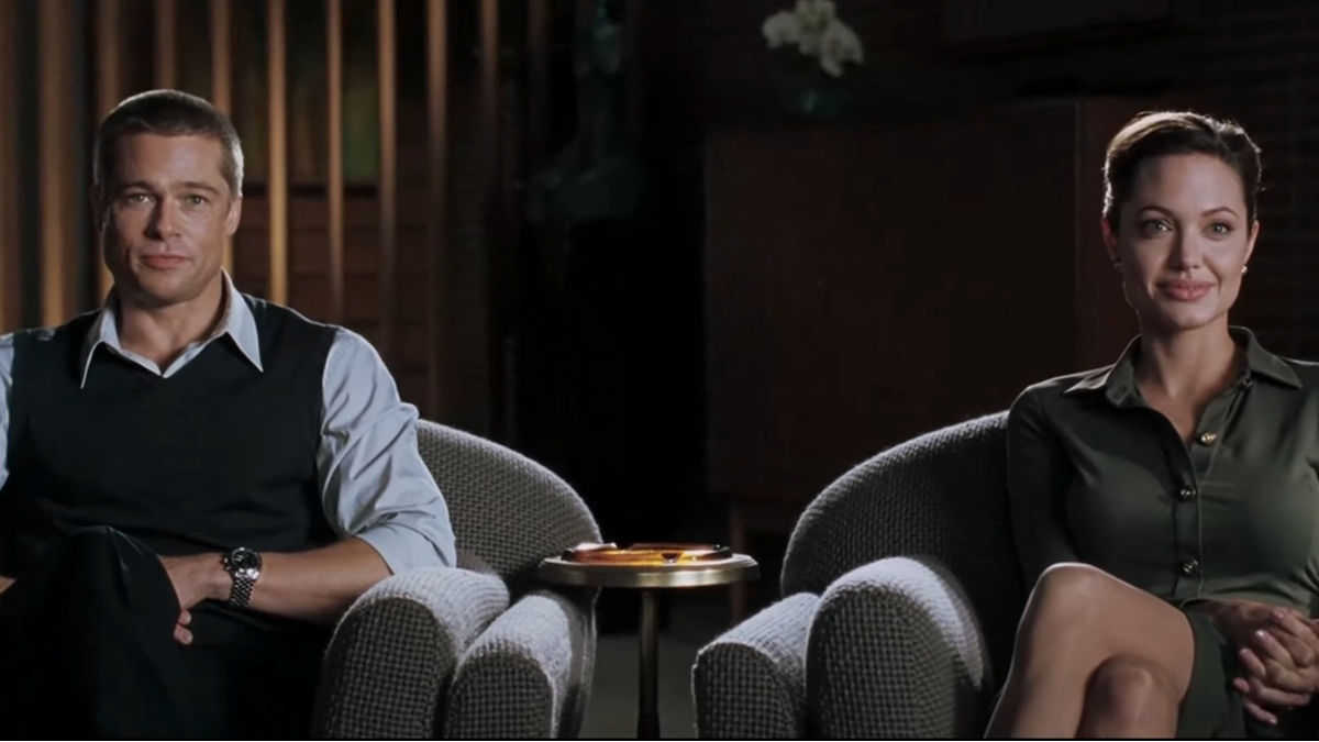 Брэд Питт и Анджелина Джоли сидят в шезлонгах на сеансе парной терапии в фильме "Мистер и миссис Смит".