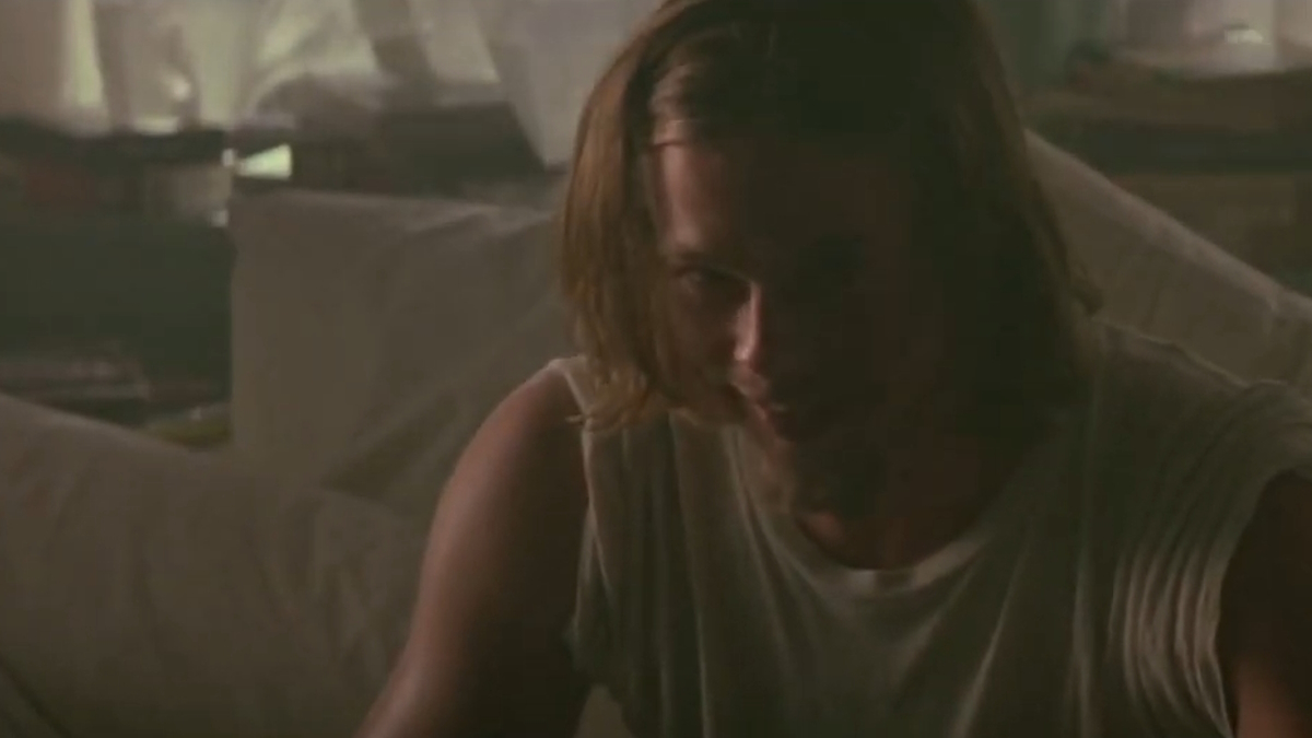 Brad Pitt v potrhaném tričku na gauči ve filmu Pravdivá romance