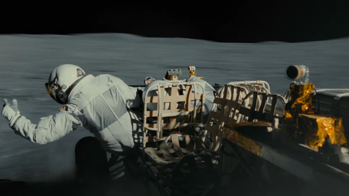 Вездеход выходит из-под контроля на Луне в фильме "Ад Астра".