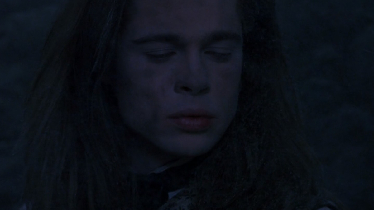 Брэд Питт плачет в темном колодце в фильме "Интервью с вампиром".
