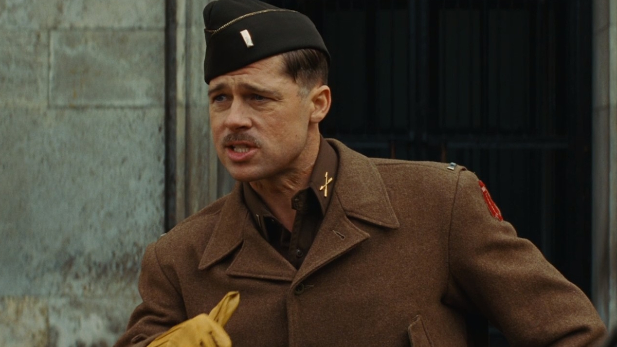 Brad Pitt como Tenente Aldo Raine, usando o seu uniforme militar em Inglourious Basterds