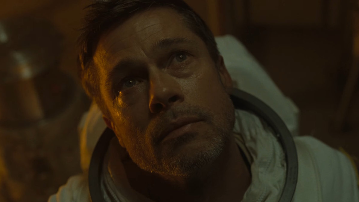 Brad Pitt, vêtu d'une combinaison spatiale, regarde son père dans Ad Astra
