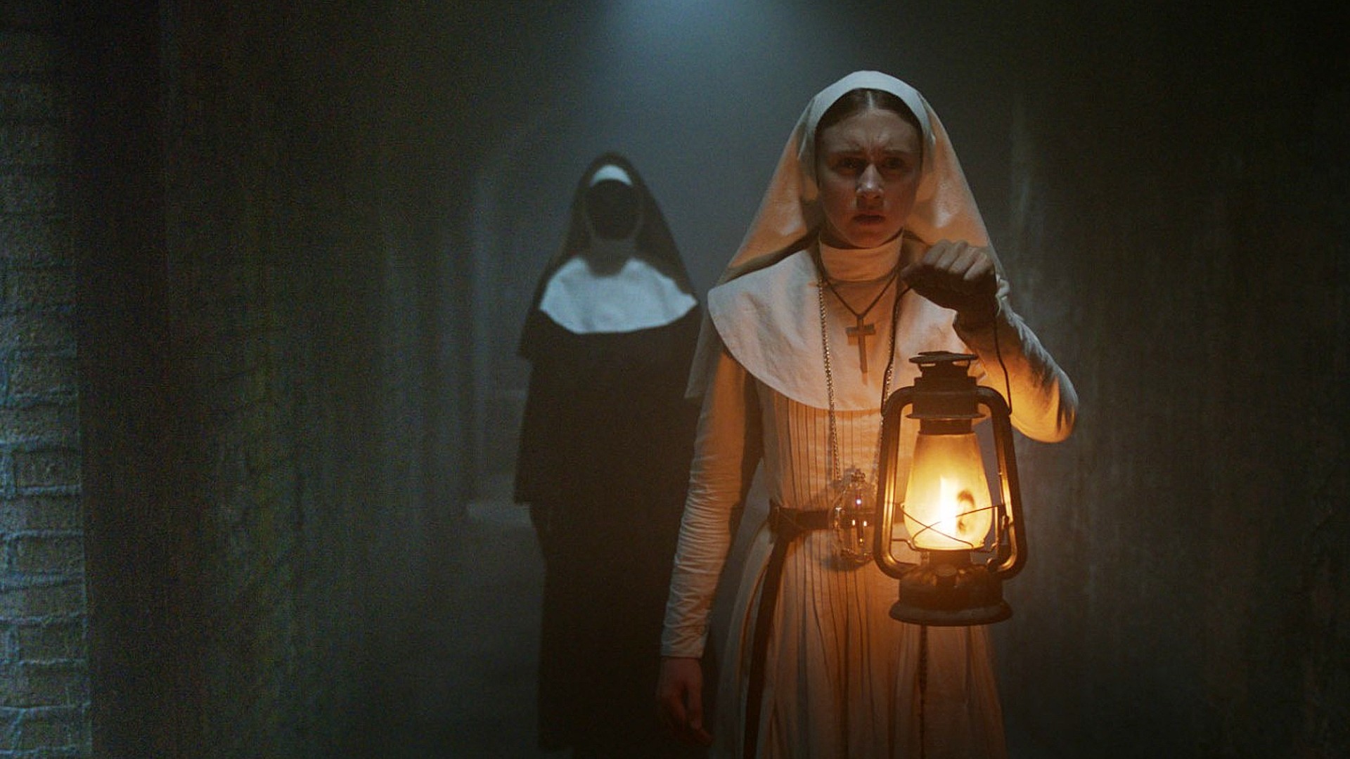 Taissa Farmiga dans le rôle de Sœur Irène dans le spin-off The Conjuring (La Nonne)