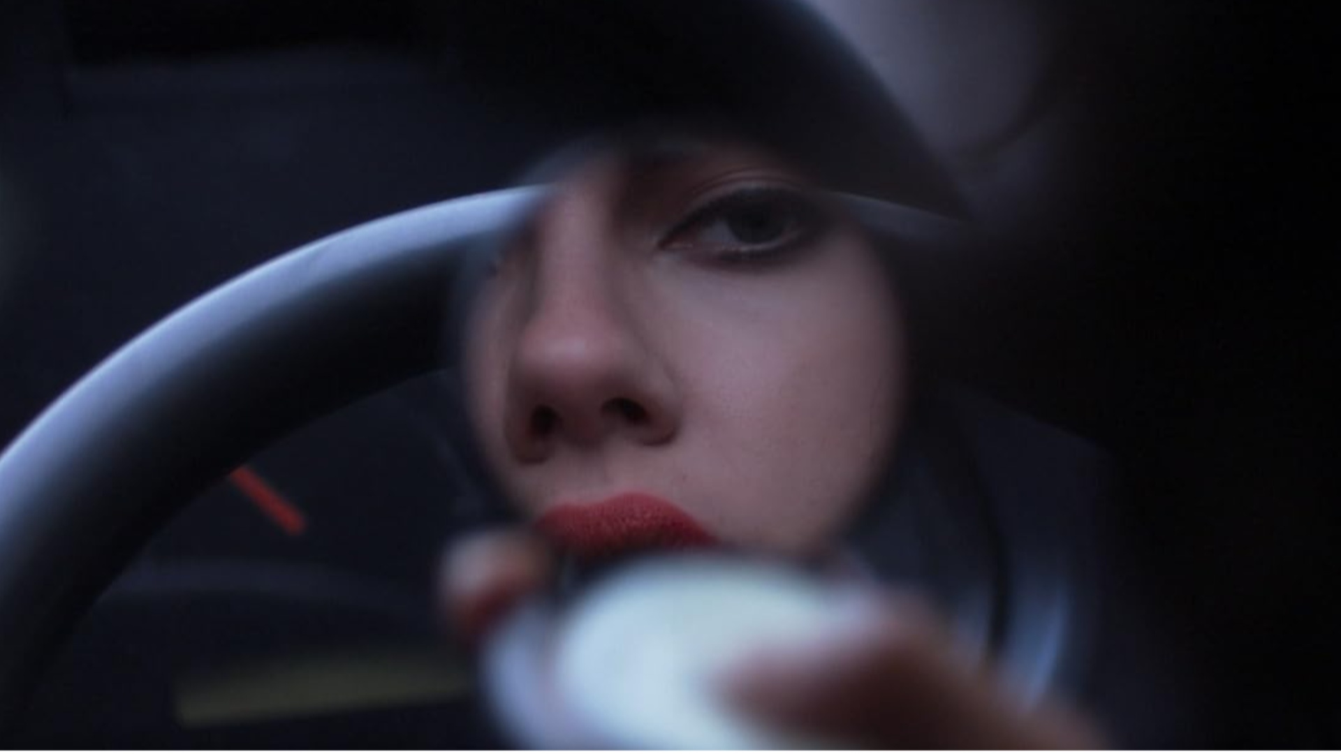 Scarlett Johansson ve filmu Pod kůží