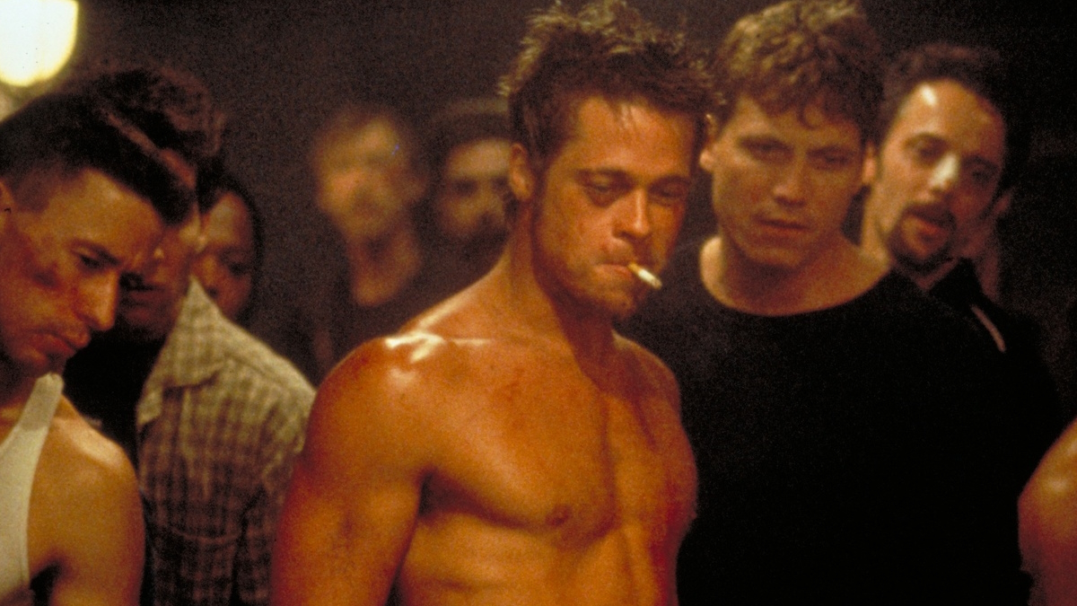 Brad Pitt røyker en sigarett i Fight Club