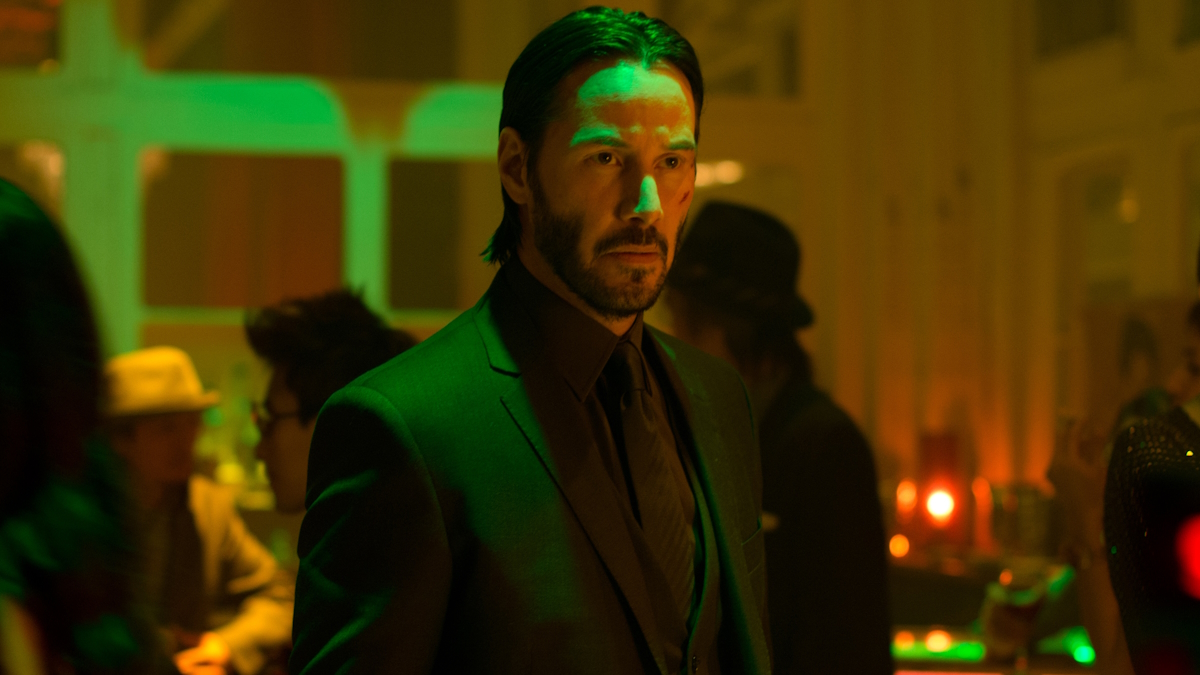 Keanu Reeves steht in einem Nachtclub in John Wick: Kapitel 2