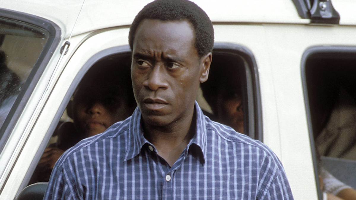 Don Cheadle steht vor einem Lieferwagen in Hotel Ruanda