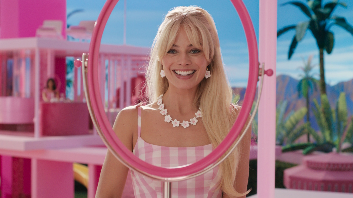 Margot Robbie sedí před průhledným zrcadlem ve filmu Barbie